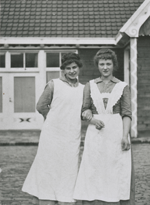 874831 Portret van de dienstmeisjes Dien van den Oudenalder (links) van de familie François (sigarenfabrikant, ...